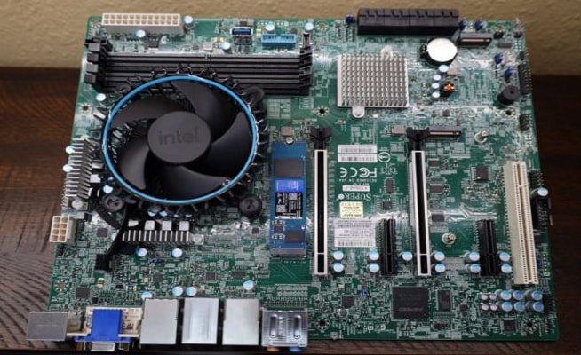 Miniature : Revue de produit - Supermicro X13SAE-F W680 Motherboard Mini-Review