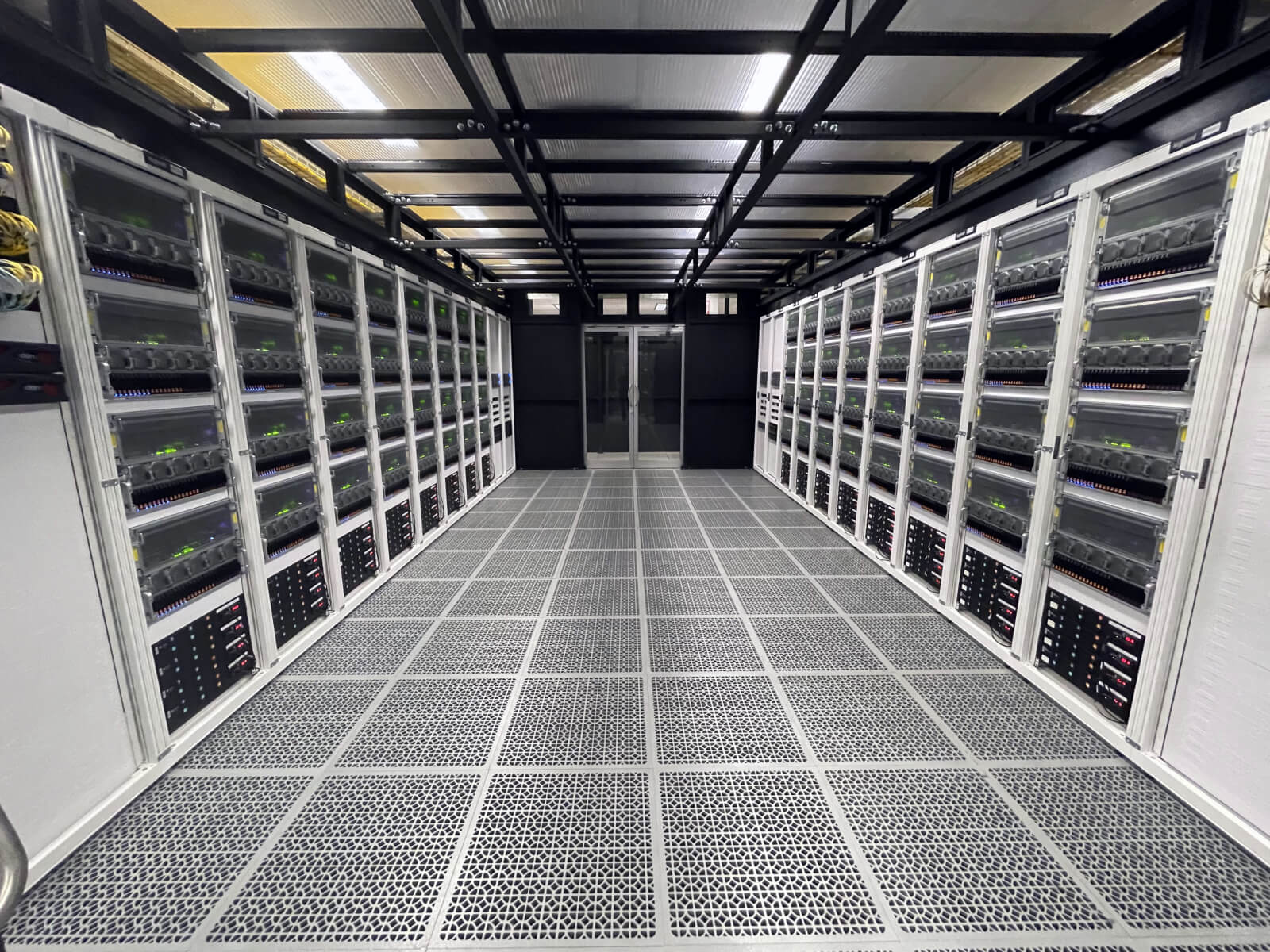 Vultrクラウド／AIインフラストラクチャ（Supermicro  AMD 8-GPUシステム搭載）